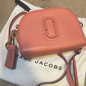 Like new! Marc Jacob cross body bag. Beautiful dust pink. Make an offer!